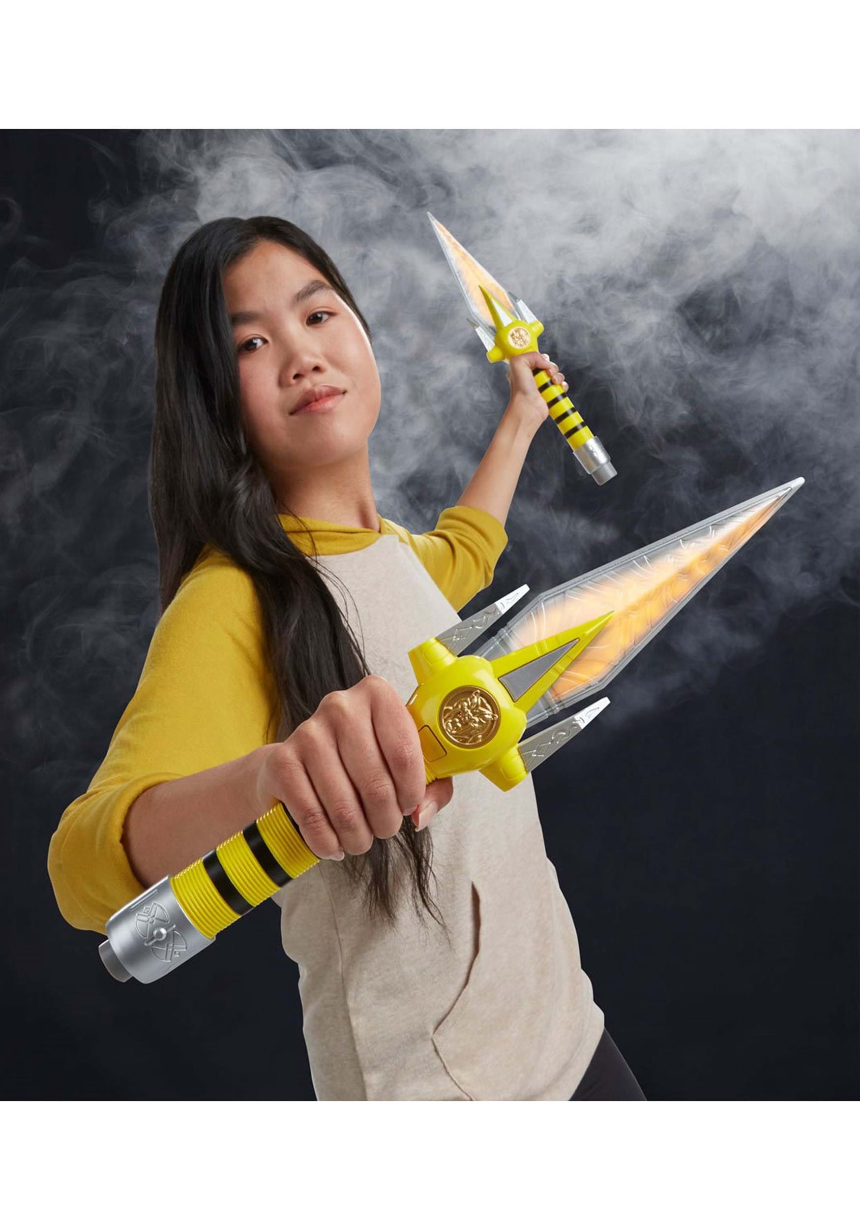 Power Rangers Lightning Collection Mighty Morphin Yellow Ranger Power Daggers Collectible Prop Replica 4 Power Rangers Lightning Collection Mighty Morphin Yellow Ranger Power Daggers Collectible Prop Replica